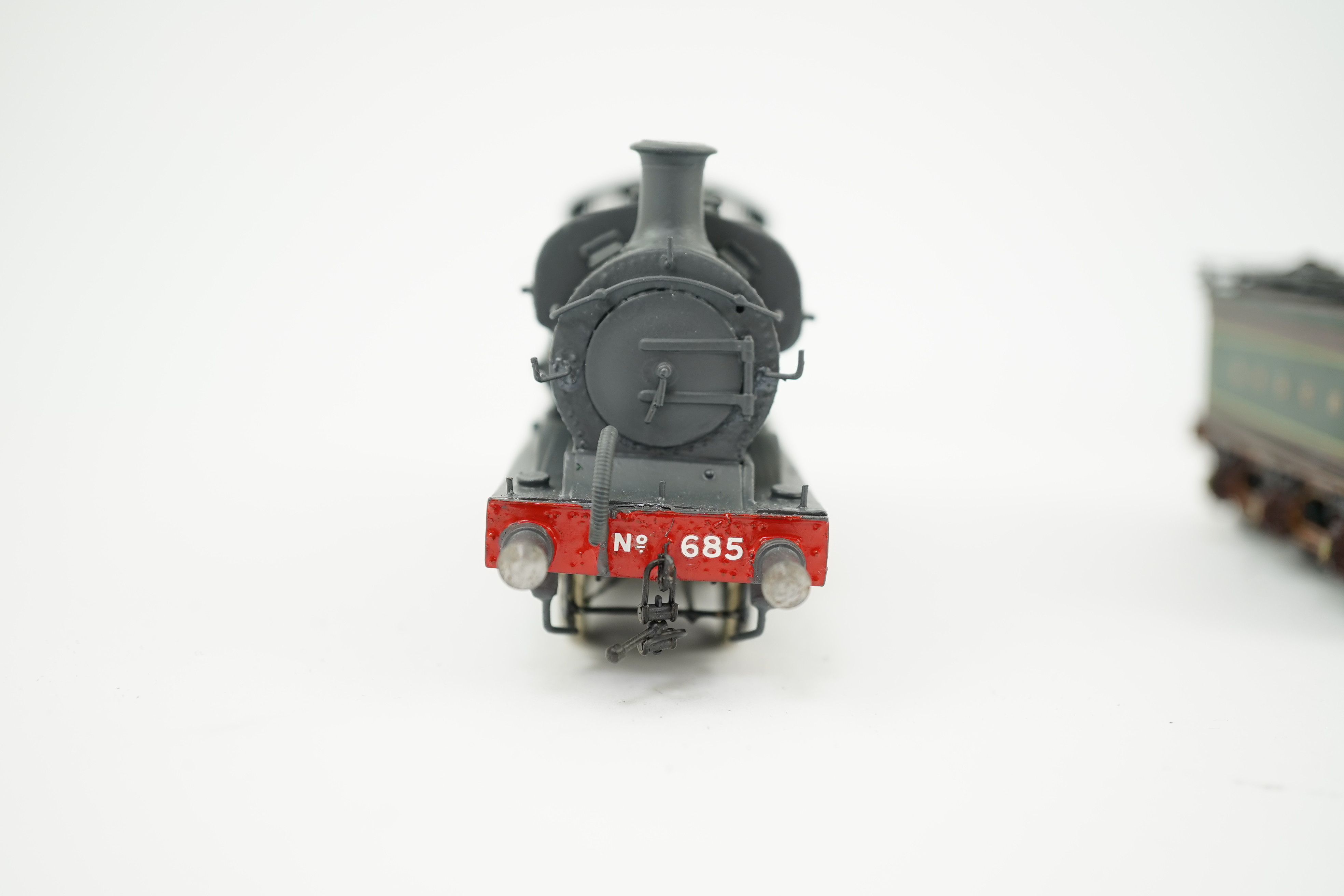 Two 00 gauge brass and white metal kit built Wainwright designed SE&CR locomotives (possibly by Wills Finecast); a class G 4-4-0, 676, together with a class S 0-6-0ST, 685, constructed, painted and lined to a high standa